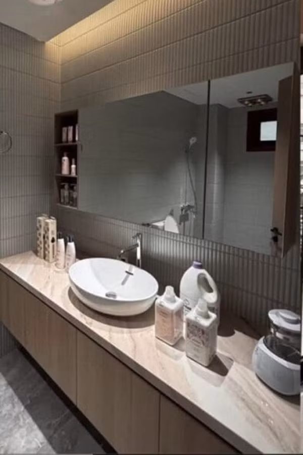 Phòng tắm đơn giản, hiện đại. Ảnh: FBNV