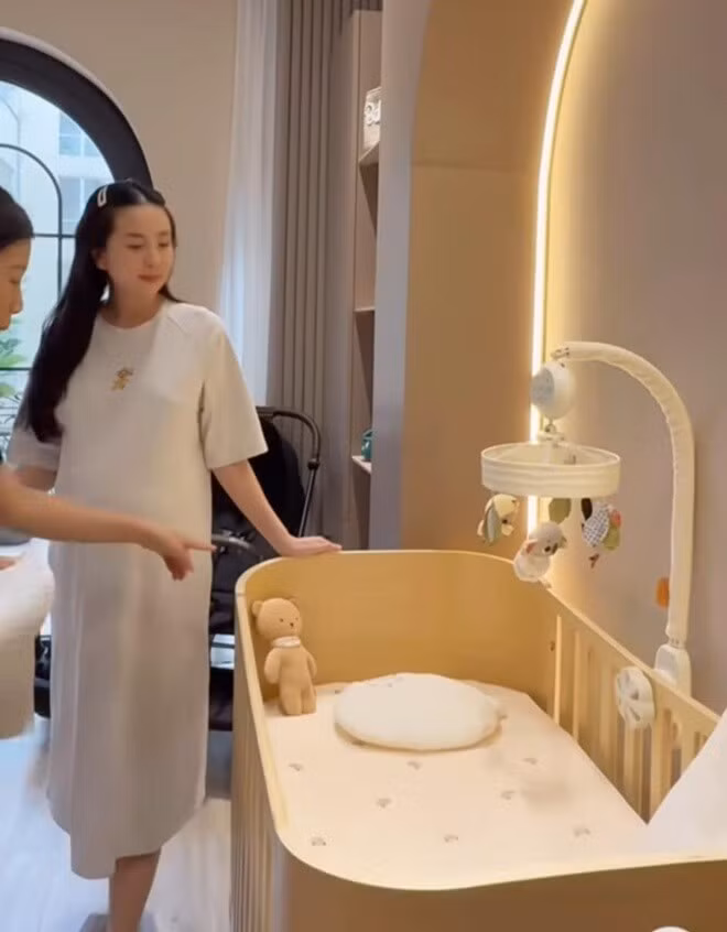 MC Mai Ngọc dành hẳn một phòng riêng biệt để chăm sóc con. Chiếc cũi đặt ở trung tâm, dưới hốc vòm có ánh đèn vàng dịu, tạo cảm giác ấm cúng. Ảnh: FBNV
