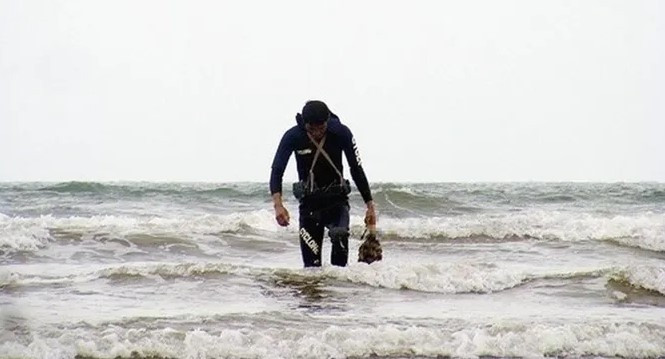 Họ phải lặn sâu xuống đáy biển, dò tìm từng vết cát động. Thân rum trơn nên chỉ sơ ý là tuột khỏi tay. Đặc biệt, chỉ một dòng chảy ngược hay gặp phải rắn biển là người săn rum biển có thể đánh đổi cả tính mạng. Ảnh: Doanhnghiepkinhtexanh