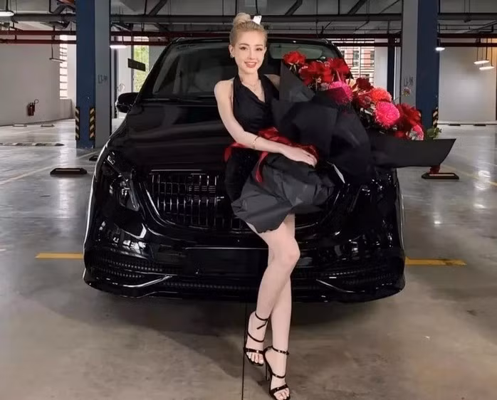 Bên cạnh đó, bộ sưu tập xe của Ngân 98 và chồng còn có Mercedes-AMG GLE 53 (5 tỷ đồng), Mercedes-Benz V-class (3 tỷ đồng) và Kia Carnival. Ảnh: FBNV