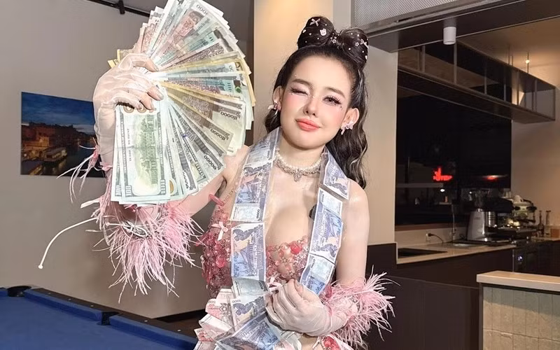 Trước khi sa lưới pháp luật, Ngân 98 từng khoe cuộc sống xa hoa, từ siêu xe tiền tỷ đến nhiều bất động sản. Ảnh: FBNV