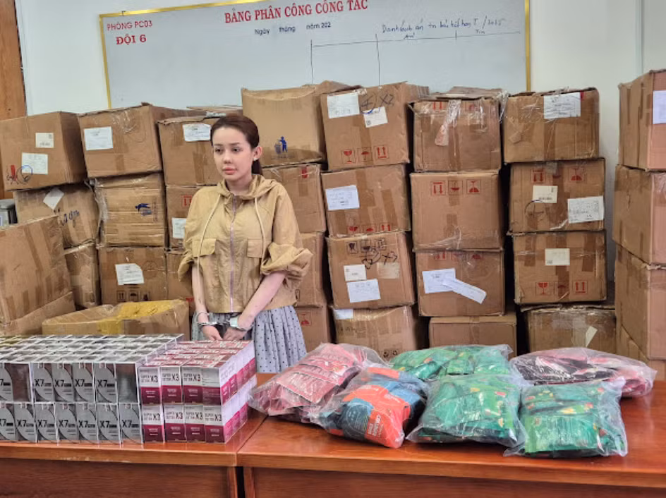 Theo thông báo từ cơ quan chức năng, Ngân 98 bị khởi tố và tạm giam để điều tra về hành vi “Sản xuất, buôn bán hàng giả là thực phẩm” theo Điều 193 Bộ luật Hình sự. Ảnh: VOV