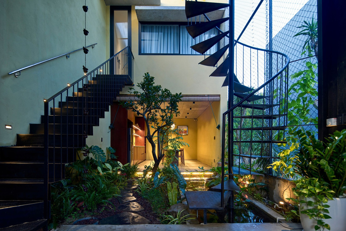 Hai khối nhà tưởng chừng như độc lập được kết nối bởi một khu vườn trung tâm, nơi ánh sáng, gió, thiên nhiên và con người hội tụ. Ảnh: Khanh Nguyen