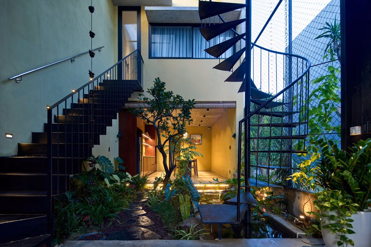 Hai khối nhà tưởng chừng như độc lập được kết nối bởi một khu vườn trung tâm, nơi ánh sáng, gió, thiên nhiên và con người hội tụ. Ảnh: Khanh Nguyen