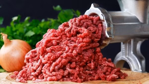 Thịt xay sẵn có thể làm từ phần vụn, mỡ hoặc thậm chí thịt đã để lâu, không đảm bảo độ tươi ngon. Ảnh minh họa
