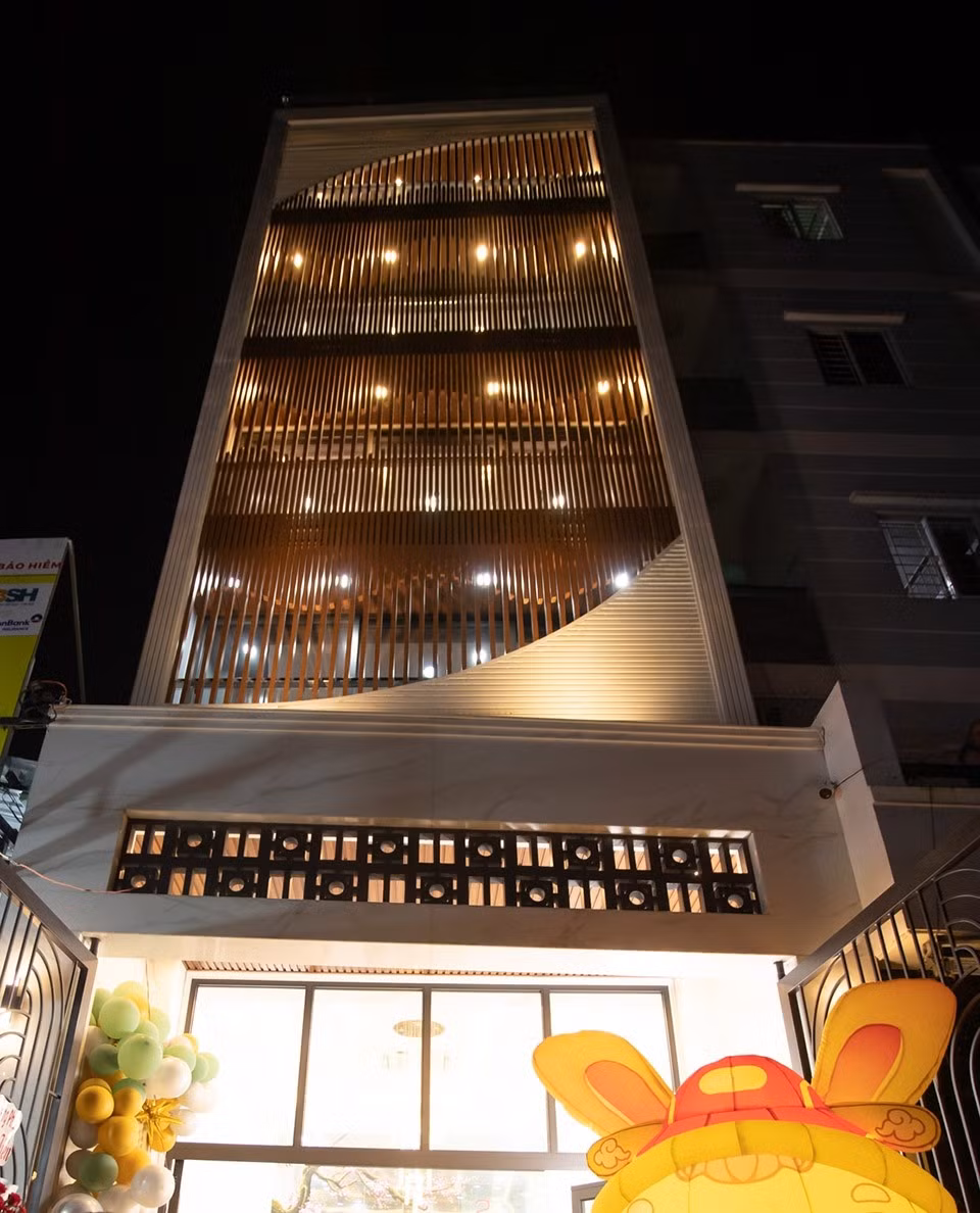 Mặt tiền ngôi 6 tầng của Dương Ngọc Thái. Ảnh: Arttimes