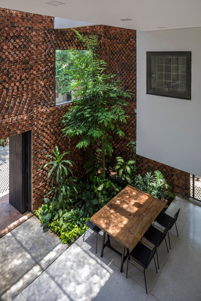 Hệ cây xanh dịu mát cũng khiến căn nhà trở thành không gian sống trong lành, gần gũi với thiên nhiên. Ảnh: Hiroyuki Oki