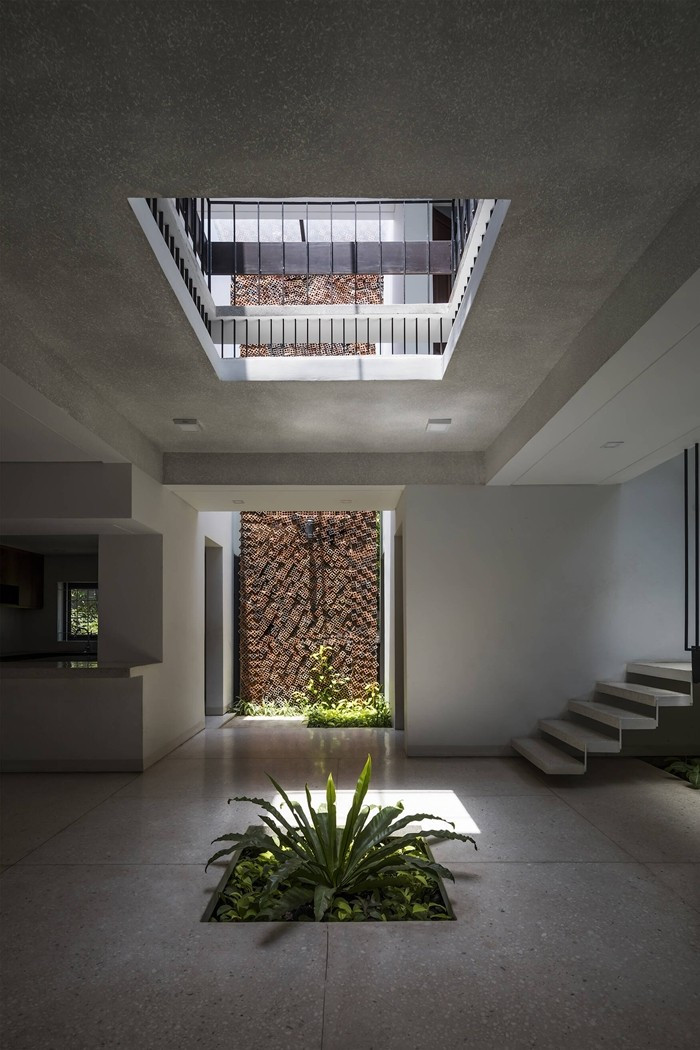 Nhờ vậy, ngôi nhà tiết kiệm được chi phí tiêu thụ điện năng cho việc chiếu sáng. Ảnh: Hiroyuki Oki