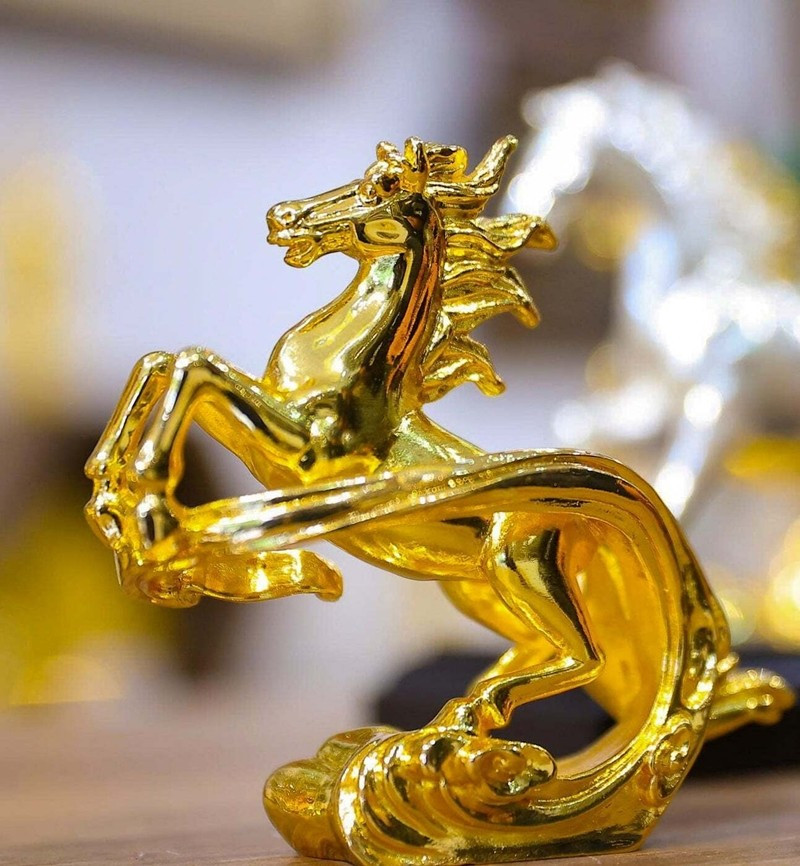 Không chỉ trưng bày, nhiều người chọn linh vật ngựa mạ vàng 24K làm quà biếu Tết, gửi gắm thông điệp chúc năm mới nhiều may mắn. Ảnh: Dân Việt