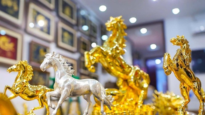 Gần Tết Bính Ngọ 2026, thị trường linh vật phong thủy trở nên sôi động với sự xuất hiện của nhiều mẫu linh vật ngựa mạ vàng 24K được chế tác công phu. Ảnh: Dân Việt
