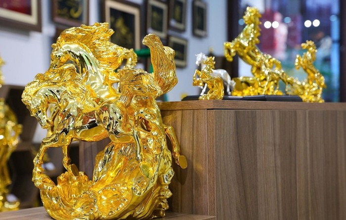 Linh vật ngựa mạ vàng 24K có giá từ vài triệu đồng cho mẫu nhỏ đến hàng chục triệu đồng với những sản phẩm kích thước lớn, chế tác tinh xảo. Ảnh: Pháp luật &amp; xã hội