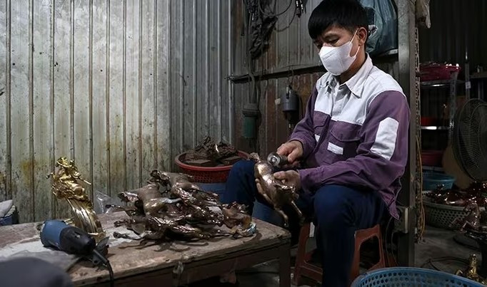 Sau công đoạn đúc, nghệ nhân tỉ mỉ làm sạch, chỉnh sửa từng chi tiết linh vật để đảm bảo độ chính xác và liền mạch của hình khối. Ảnh: Baotintuc