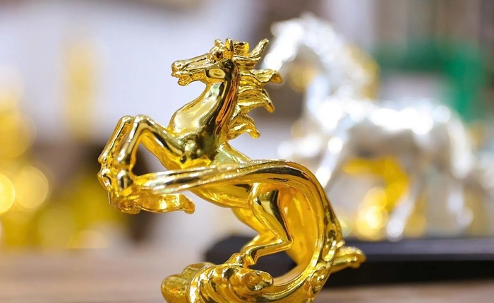 Ngựa mạ vàng 24K được bày bán tại nhiều cửa hàng vàng bạc, đá quý và quà tặng cao cấp ở Hà Nội. Ảnh: Kinhtedothi