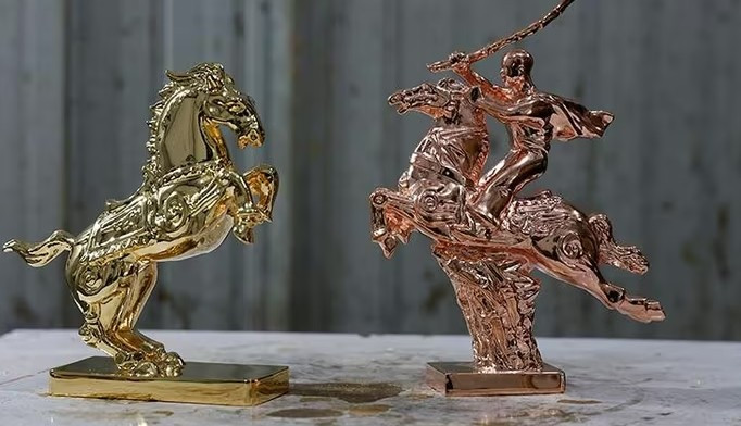 Theo các cơ sở chế tác, quá trình tạo linh vật ngựa mạ vàng 24K kéo dài khoảng 4 tháng, trong đó khâu phác thảo, thiết kế tạo hình chiếm phần lớn thời gian. Ảnh: Baotintuc