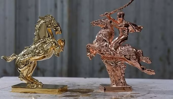 Theo các cơ sở chế tác, quá trình tạo linh vật ngựa mạ vàng 24K kéo dài khoảng 4 tháng, trong đó khâu phác thảo, thiết kế tạo hình chiếm phần lớn thời gian. Ảnh: Baotintuc