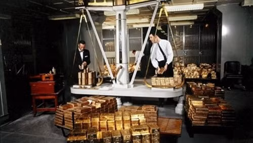 Kho vàng lớn nhất thế giới này nằm tại 33 Liberty Street, tòa nhà trụ sở của Fed New York. Đặc biệt, kho vàng nằm sâu tới hơn 24 mét dưới lòng đất, thậm chí thấp hơn cả mực nước biển. Ảnh: Bullionstar