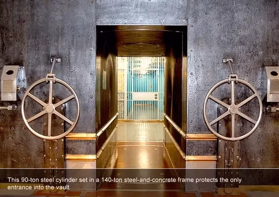 Lối vào duy nhất là cánh cửa tròn khổng lồ bằng thép nặng 90 tấn đặt trong một khung thép và bê tông nặng 140 tấn. Ảnh: Atlasobscura