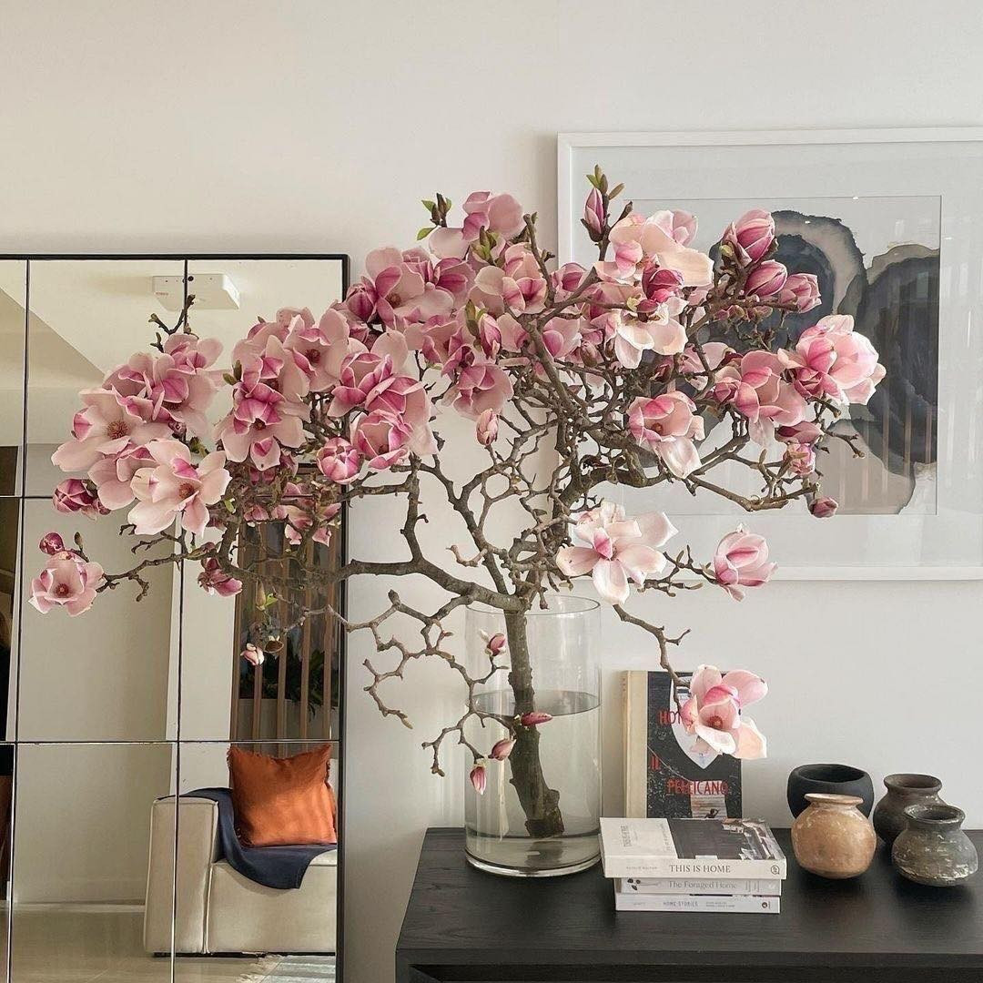 Loài hoa này có vẻ đẹp tượng trưng cho sự trường thọ, may mắn và tài lộc nên được nhiều khách hàng ưa thích. Ảnh: FB Tiệm Gốm Nhà H