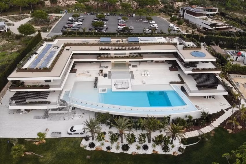 Theo Mirror, Cristiano Ronaldo chuẩn bị chuyển đến một biệt thự siêu sang trị giá 30 triệu bảng Anh sau khi giải nghệ. Ảnh: Mirror