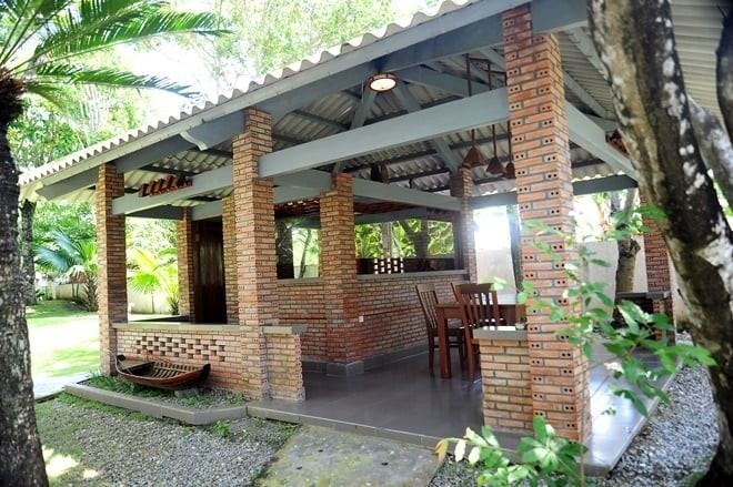 Trong sân vườn còn có những mái nhà chòi xây tường mộc. Ảnh: Dân Việt