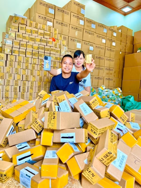 Trong các video được đăng tải, gia đình Hải Sen khiến bất cứ ai kinh doanh online đều ngưỡng mộ khi khoe đơn hàng ngập nhà, chật kín cầu thang. Ảnh: Phunuonline