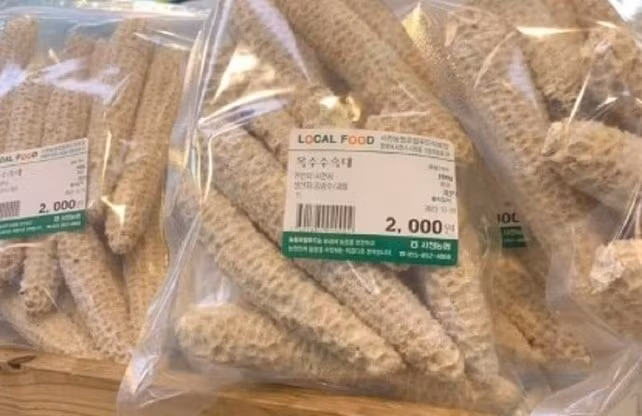 Trong siêu thị ở Hàn Quốc, lõi ngô được đóng gói, giá khoảng 37.000 đồng/túi, mỗi túi chứa 6 lõi, tương đương khoảng 6.000 đồng/lõi, hơn 100.000 đồng/kg. Ảnh minh họa