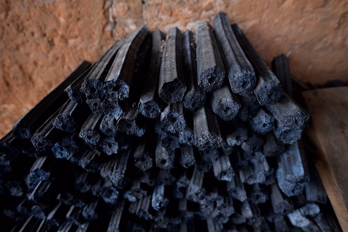 Ngoài các ứng dụng trên, lõi ngô còn được nghiền nhỏ để sản xuất than hoặc thanh nhiên liệu thân thiện với môi trường. Ảnh: Vietnamnet