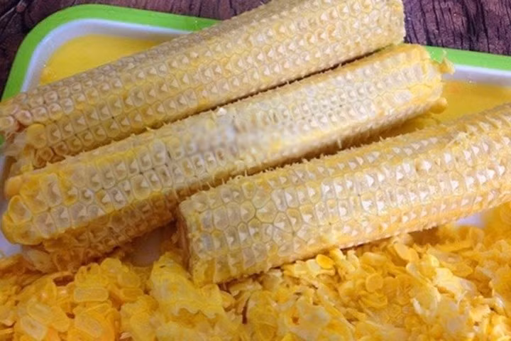 Bên cạnh nấu thành trà, lõi ngô còn có thể sử dụng để nấu nước dùng cho món canh, súp, lẩu... đem lại vị ngọt thanh. Ảnh: Internet