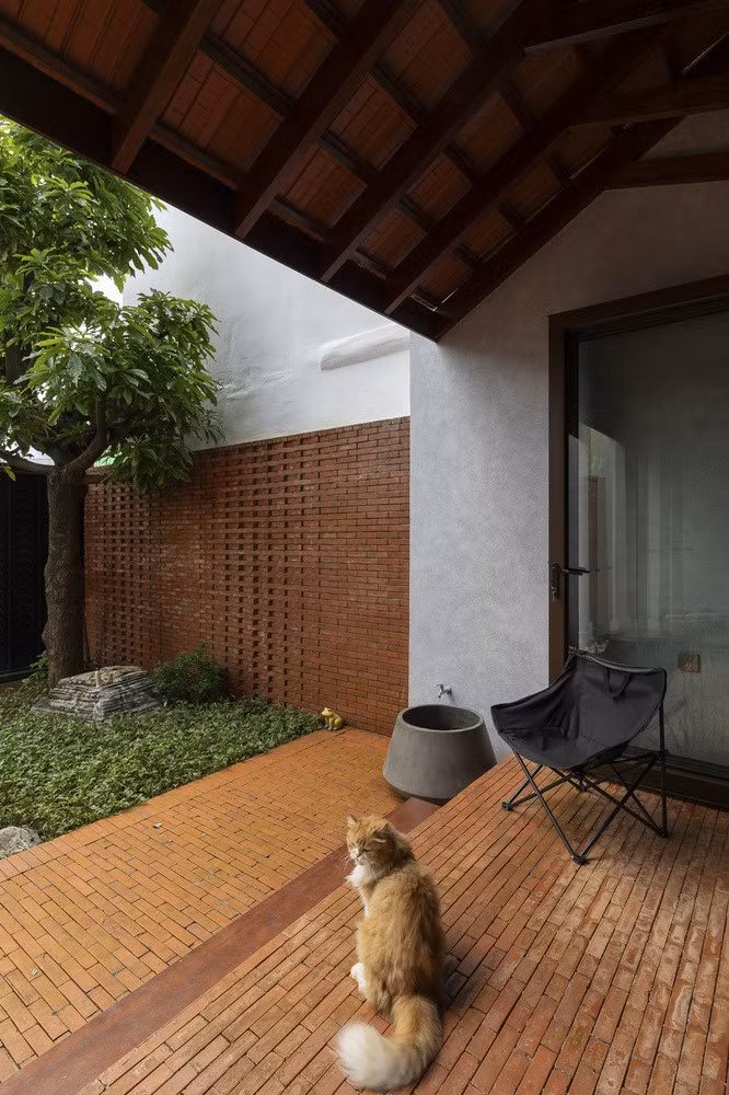 Thách thức trong thiết kế là làm sao dung hòa những hạn chế của khu đất đô thị (kích thước hẹp, tường chung hai bên và nhu cầu thông gió tự nhiên) với mong muốn tạo ra một không gian sống gần gũi với thiên nhiên, mang đậm bản sắc truyền thống trong bối cảnh hiện đại. Ảnh: Quang Trần