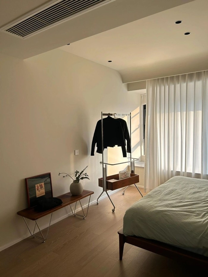 Smartphone, laptop... đã đủ để thay hết nhu cầu giải trí. Nếu chưa mua, có thể dùng bức tranh, kệ treo hoặc gương trang trí, phòng sẽ nhẹ nhàng, thoáng hơn nhiều. Ảnh: Toutiao