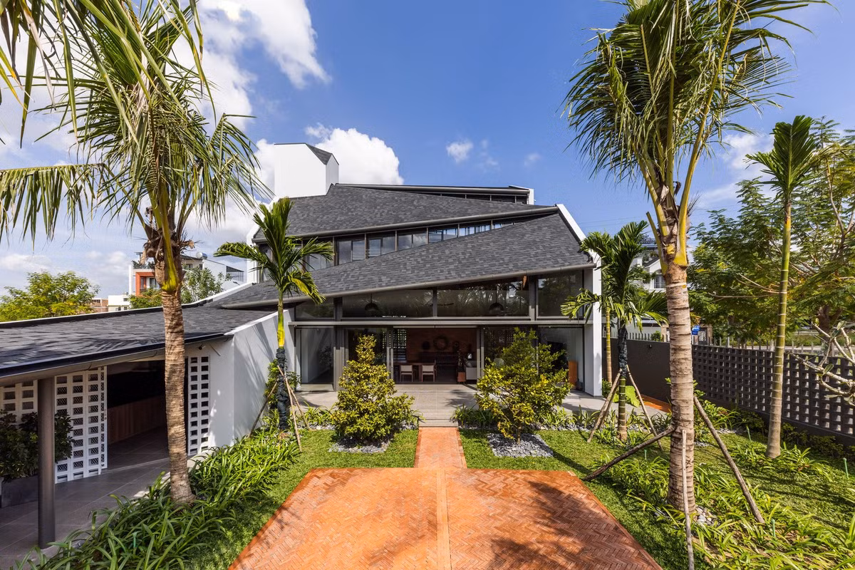 Tọa lạc tại Nha Trang, Tent House là công trình nhà ở đô thị được định hình từ mong muốn tạo ra trải nghiệm không gian liền mạch, cho phép các thành viên trong gia đình cảm thấy gắn kết với nhau và với thiên nhiên ngay giữa lòng thành phố nhộn nhịp. Ảnh: Hiroyuki Oki