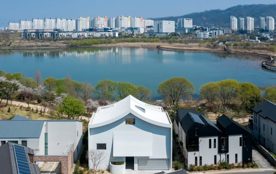 Căn biệt thự màu trắng có diện tích 383 m2, hoàn thành năm 2025 tại Jeonju (Hàn Quốc), đối diện công viên ven hồ. Ảnh: Architizer