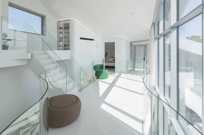 Nội thất với gam màu trung tính kết hợp hệ cửa kính giúp lấy sáng tối đa. Ảnh: Architizer