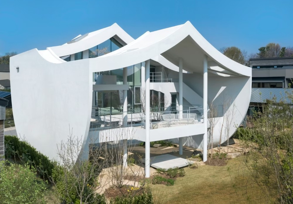 Điểm nổi bật của công trình là mái cong lấy cảm hứng từ kiểu mái cổ, kết hợp đường cong liên tục tạo cảm giác chuyển động liên hoàn. Ảnh: Architizer