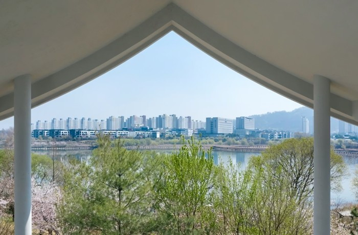 Nằm trong một khu dân cư mới phát triển nép mình trong cảnh quan đô thị, khu đất có vị trí trung tâm trong thị trấn, mang đến tầm nhìn trực tiếp ra hồ. Ảnh: Architizer