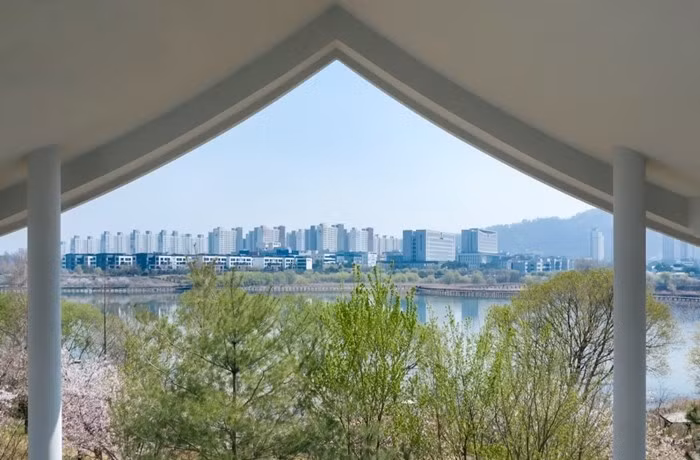 Nằm trong một khu dân cư mới phát triển nép mình trong cảnh quan đô thị, khu đất có vị trí trung tâm trong thị trấn, mang đến tầm nhìn trực tiếp ra hồ. Ảnh: Architizer