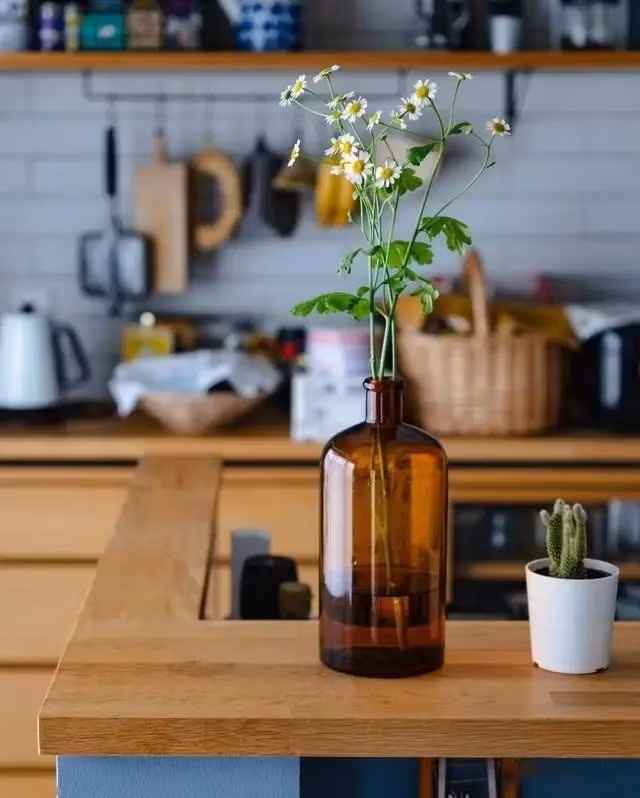 Bàn ăn gỗ đặt đối diện bếp, thuận tiện bày biện. Ảnh: 6parkbbs