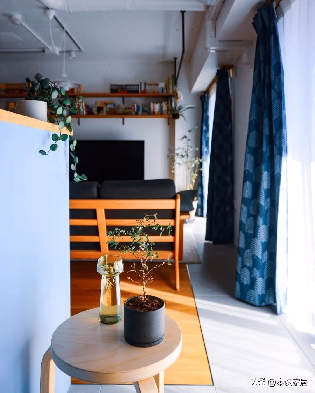 Căn hộ gồm một phòng khách và một phòng ngủ, nội thất cứng bình thường nhưng điểm nhấn lại nằm ở những món đồ nội thất mềm, đầy sắc màu pháo hoa. Ảnh: 6parkbbs