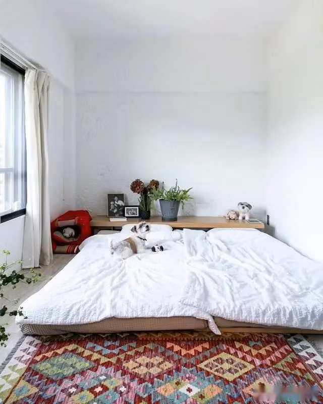 Yami không dùng giường mà trải nệm trực tiếp trên sàn, đầu giường là kệ gỗ chắc chắn đặt sách, cây xanh, đồ chơi. Ảnh: 6parkbbs