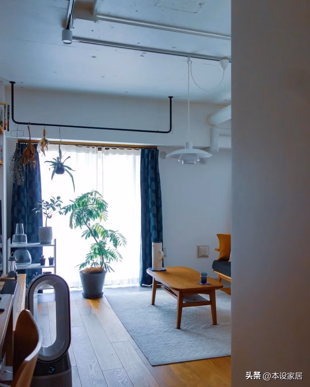 Phòng khách có cửa sổ kính lớn từ sàn đến trần, đón ánh sáng tự nhiên. Ảnh: 6parkbbs