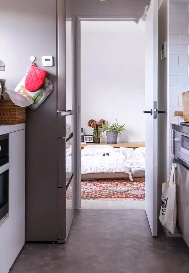 Phòng ngủ thông với phòng tắm và phòng chứa đồ trong bếp, tạo lối đi “di cư” thuận tiện. Ảnh: 6parkbbs