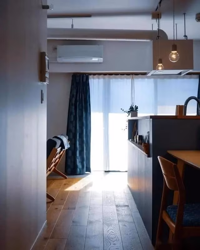 Sàn gỗ nguyên khối kết hợp thảm xám nhạt và chậu cây xanh khéo đặt ở góc, vừa thêm sắc màu, vừa ổn định không gian. Ảnh: 6parkbbs