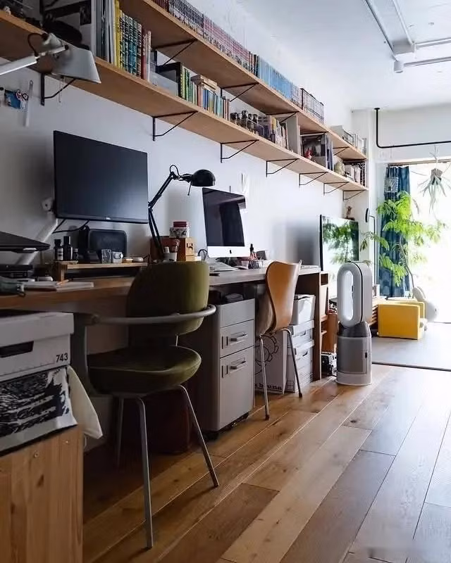 Tận dụng lối đi, Yami gắn bộ bàn ghế làm việc liền tường ngay cạnh TV – nhỏ nhưng đủ công năng. Ảnh: 6parkbbs