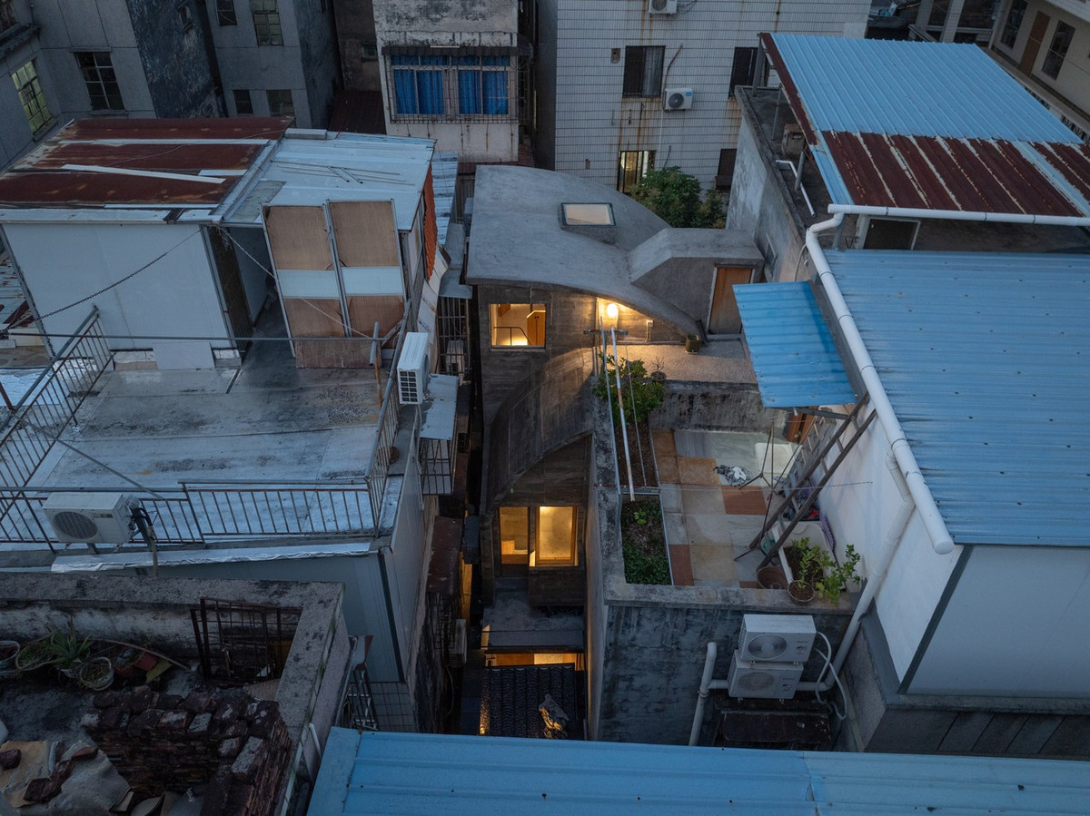 Để khắc phục hạn chế về diện tích, nhóm kiến trúc sư phá vỡ mô hình xây dựng đóng kín thông thường bằng cách tạo ra khoảng thở. Ảnh: Ce Wang