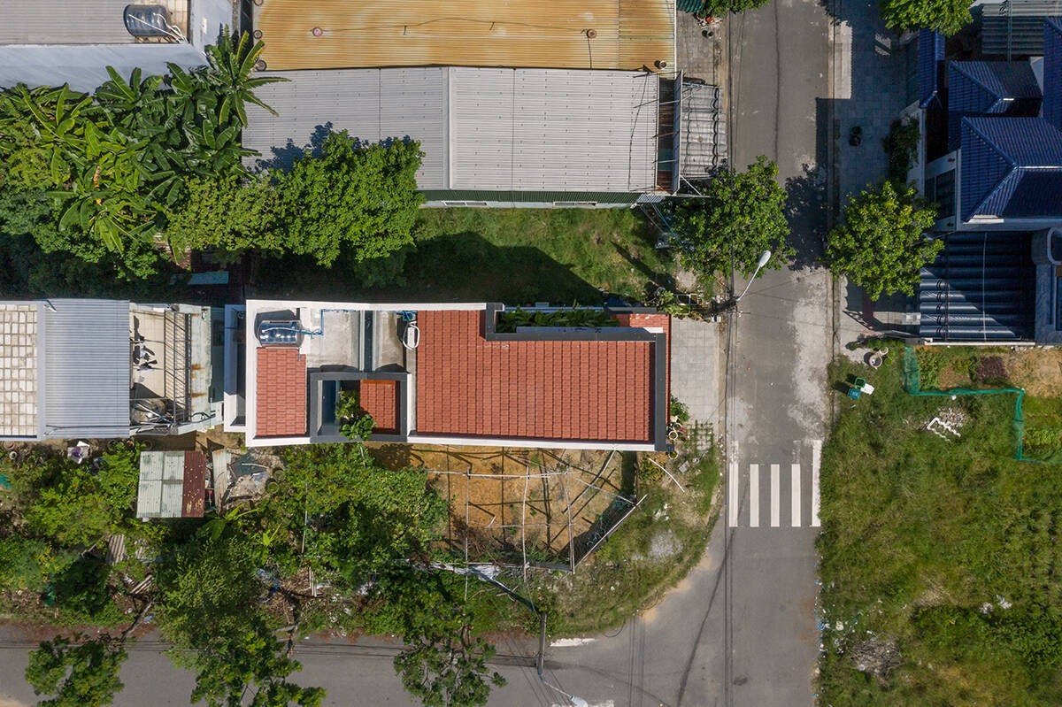 Thách thức đặt ra cho kiến trúc sư là kiến tạo một hệ sinh thái vi khí hậu bền vững, đảm bảo sự riêng tư nhưng vẫn tràn ngập ánh sáng tự nhiên. Ảnh: Hoangle