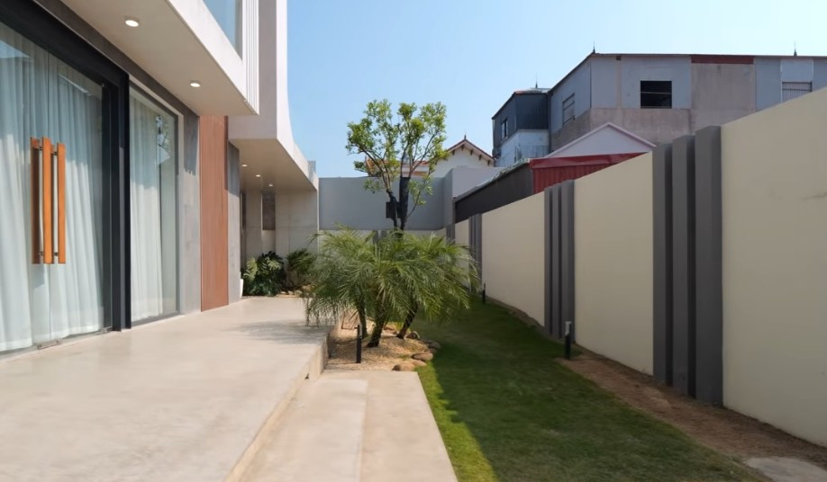 Mặt trước và mặt sau ngôi nhà là khoảng sân vườn, hai bên là lối đi riêng. Ảnh chụp màn hình