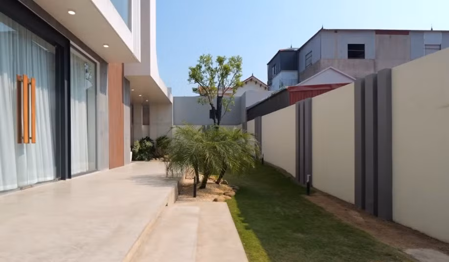 Mặt trước và mặt sau ngôi nhà là khoảng sân vườn, hai bên là lối đi riêng. Ảnh chụp màn hình