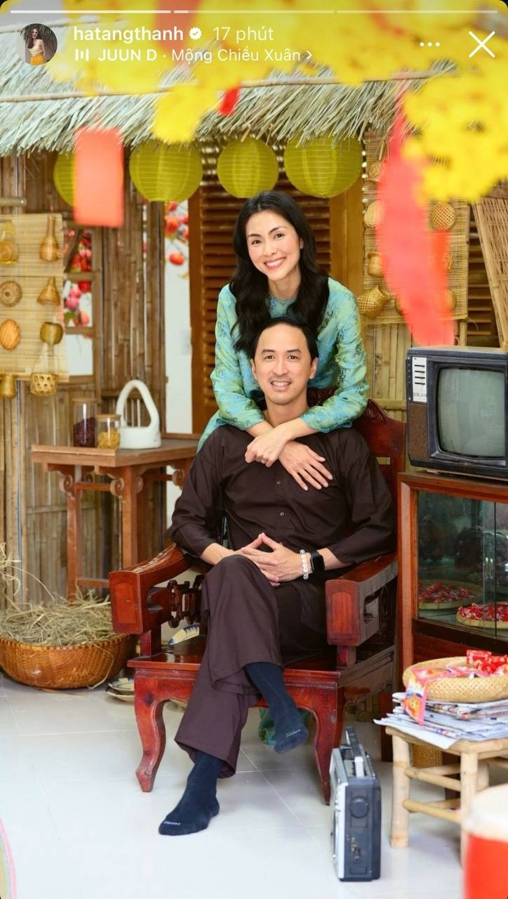 Bên trong biệt thự còn được dựng tiểu cảnh Tết xưa với chiếc tivi cũ, bàn ghế gỗ, trò chơi tuổi thơ... Ảnh: Instagram nhân vật