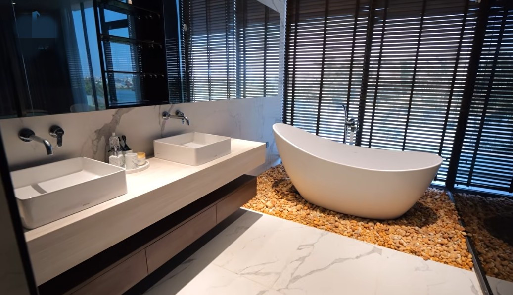 Phòng tắm với đầy đủ nội thất hiện đại. Ảnh chụp màn hình