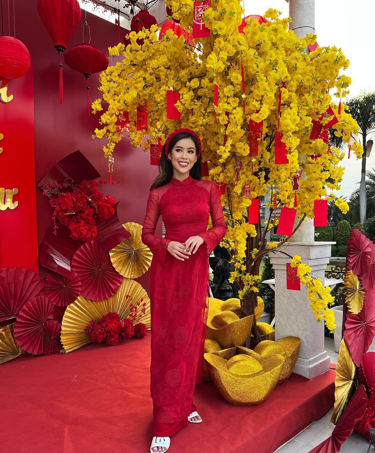 Trong dịp Tết Quý Mão 2023, biệt thự kết hợp giữa sắc đỏ và vàng. Ảnh: FBNV